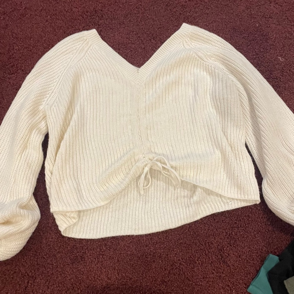 WHITE SWEATER , WORN FEW TIMES , CAN BE CROPPED